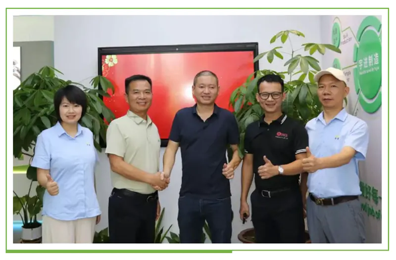 Покупатели из Вьетнама посещают SPOTLESS — «Мистер 4 секунды» и важные мелочи